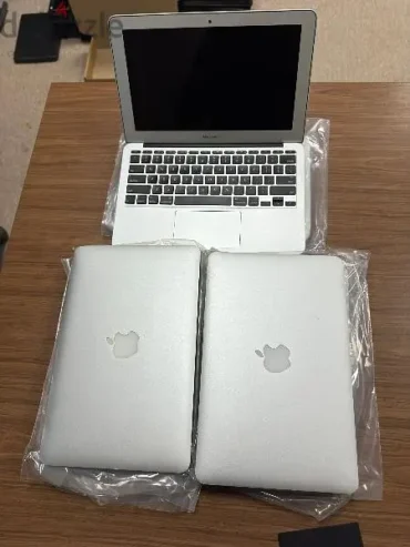 *Apple MacBook Air*