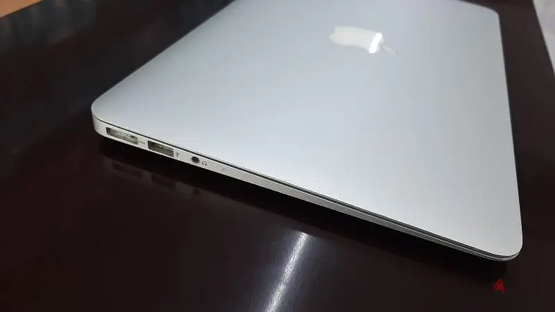 *Apple MacBook Air*